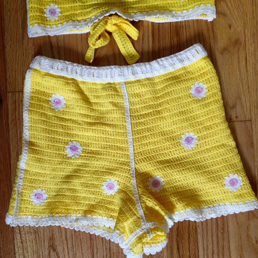 SOLD Crochet Daisy Print Two Piece Shorts Set With Halter Cami Tank Top Sz S/M - Picture 3 of 10